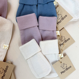 2-in-1-Set aus Söckchen und Fäustlingen aus 100 % feiner Merinowolle