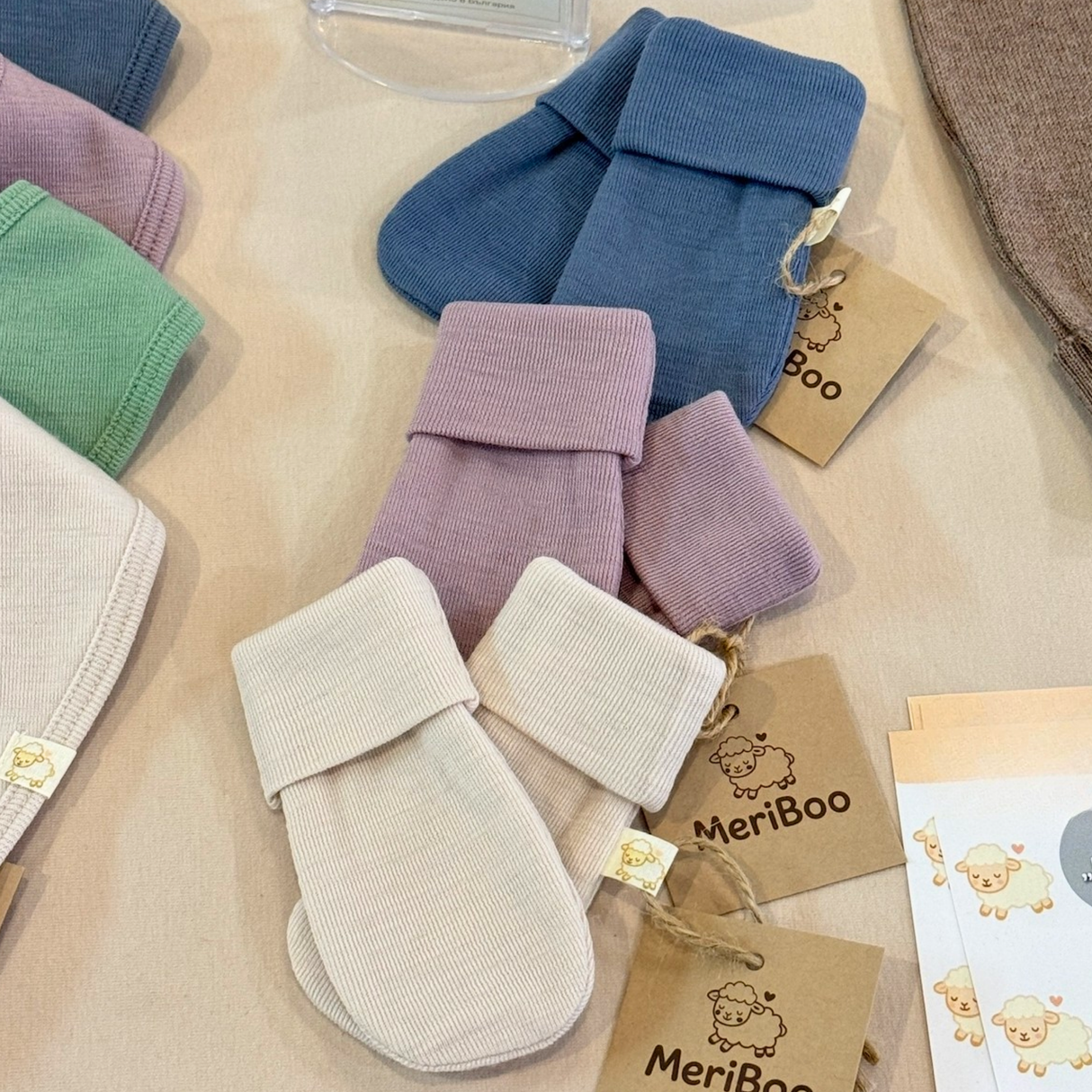 2-in-1-Set aus Söckchen und Fäustlingen aus 100 % feiner Merinowolle