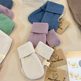 2-in-1-Set aus Söckchen und Fäustlingen aus 100 % feiner Merinowolle